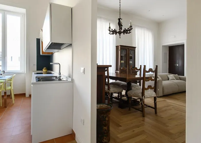 Naples Historic Center - 3 Bedroom Apartment By The Duomo Titta & Lello